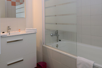 Résidence Les Chalets de l'Isard - Vacancéole - Les Angles - Salle de bains avec baignoire